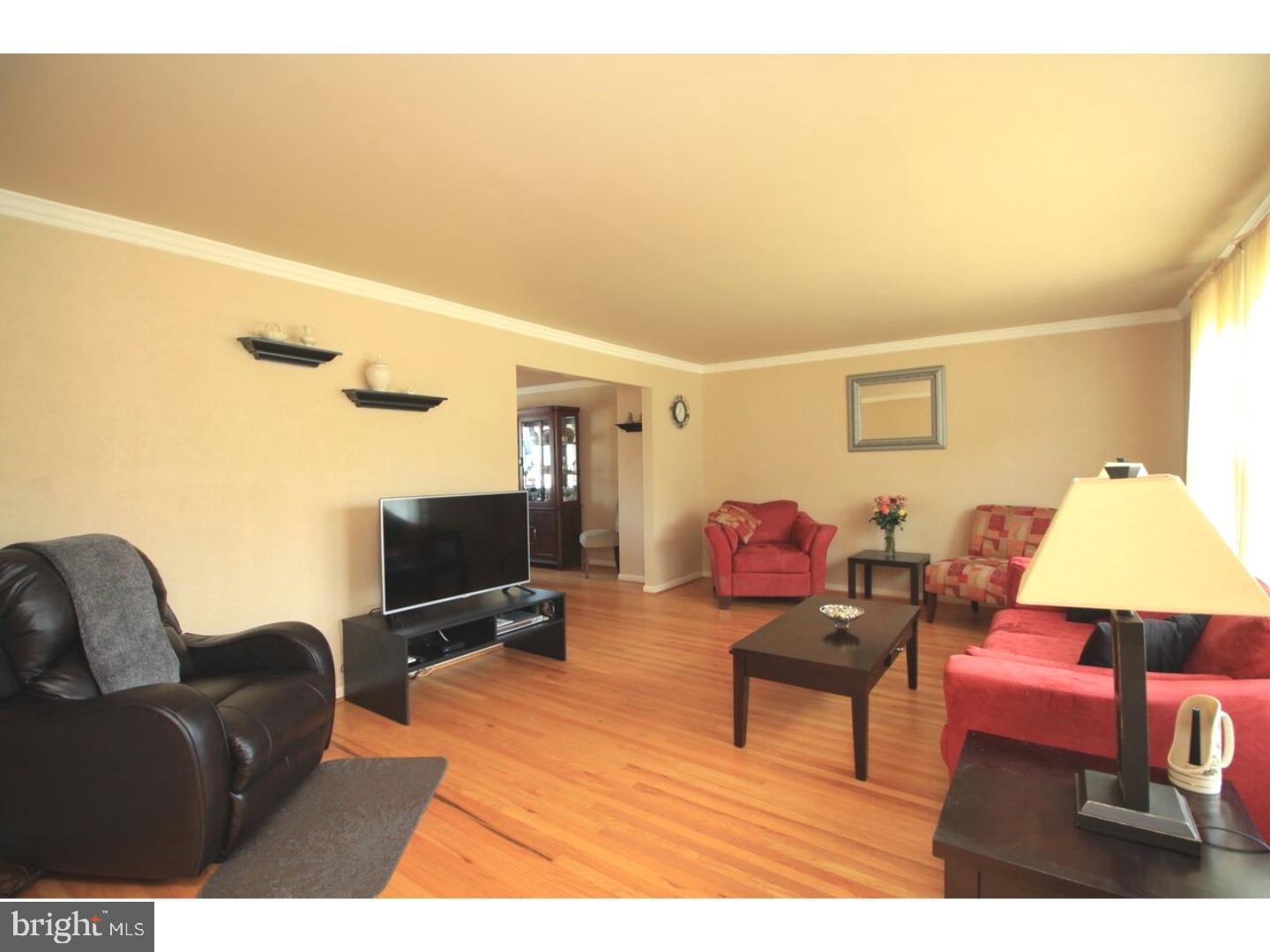 4 Millbridge Road Clementon, NJ 08021 - Photo 5 of 20 Living Room