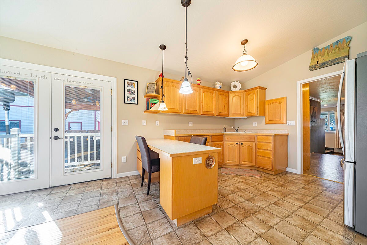 11340 Dennis Road White City, OR 97503 - Photo 29 of 39 Guest House Kitchen