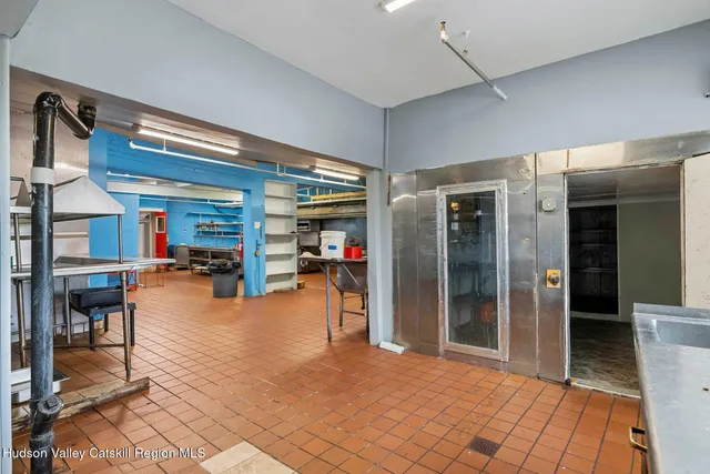 a view of a livingroom with washer and dryer