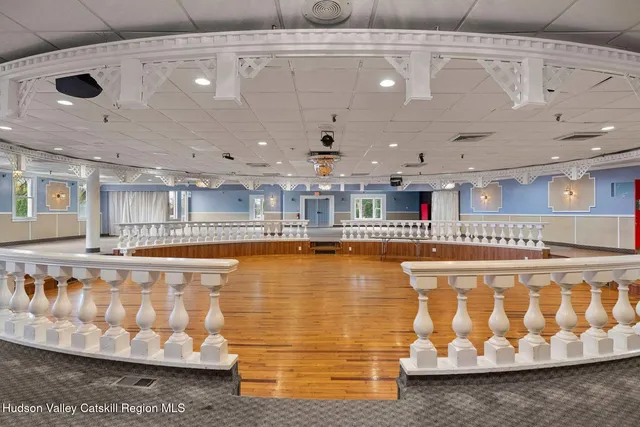 a picture of a black and white photo