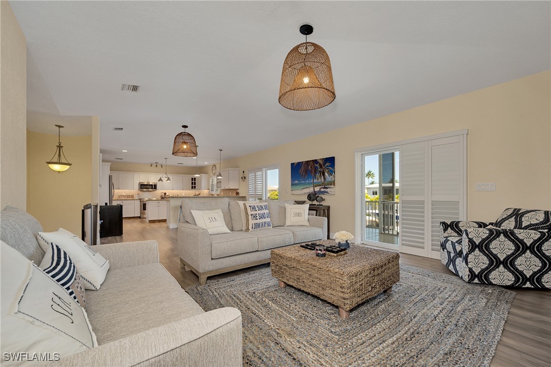 189 Gulfview Drive Islamorada, FL 33036 - Photo 27 of 49 a living room with furniture
