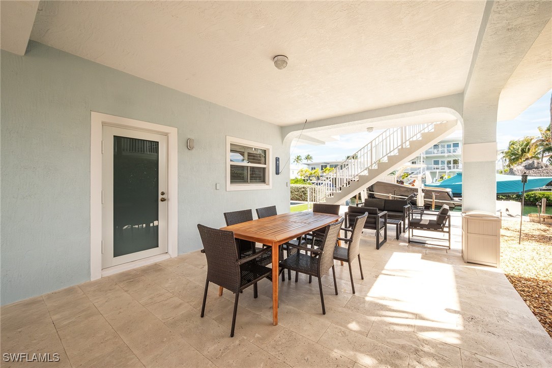 189 Gulfview Drive Islamorada, FL 33036 - Photo 8 of 49 a view of a dining room with furniture and a potted plant