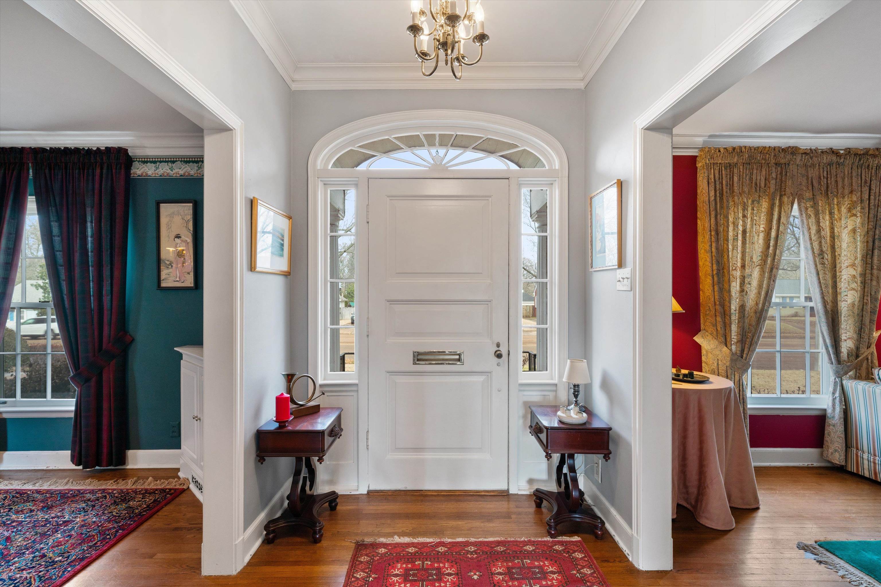 3425 Walnut Grove Road Memphis, TN 38111 - Photo 4 of 25 a view of hall way with mirror and furniture