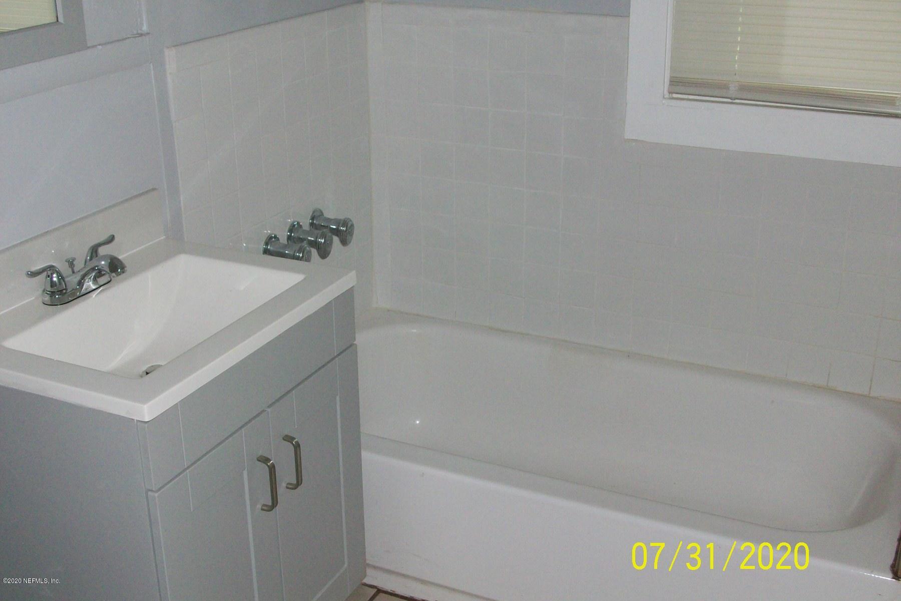 524 St Clair Street Starke, FL 32091 - Photo 5 of 20 a bathroom with a sink and a bathtub