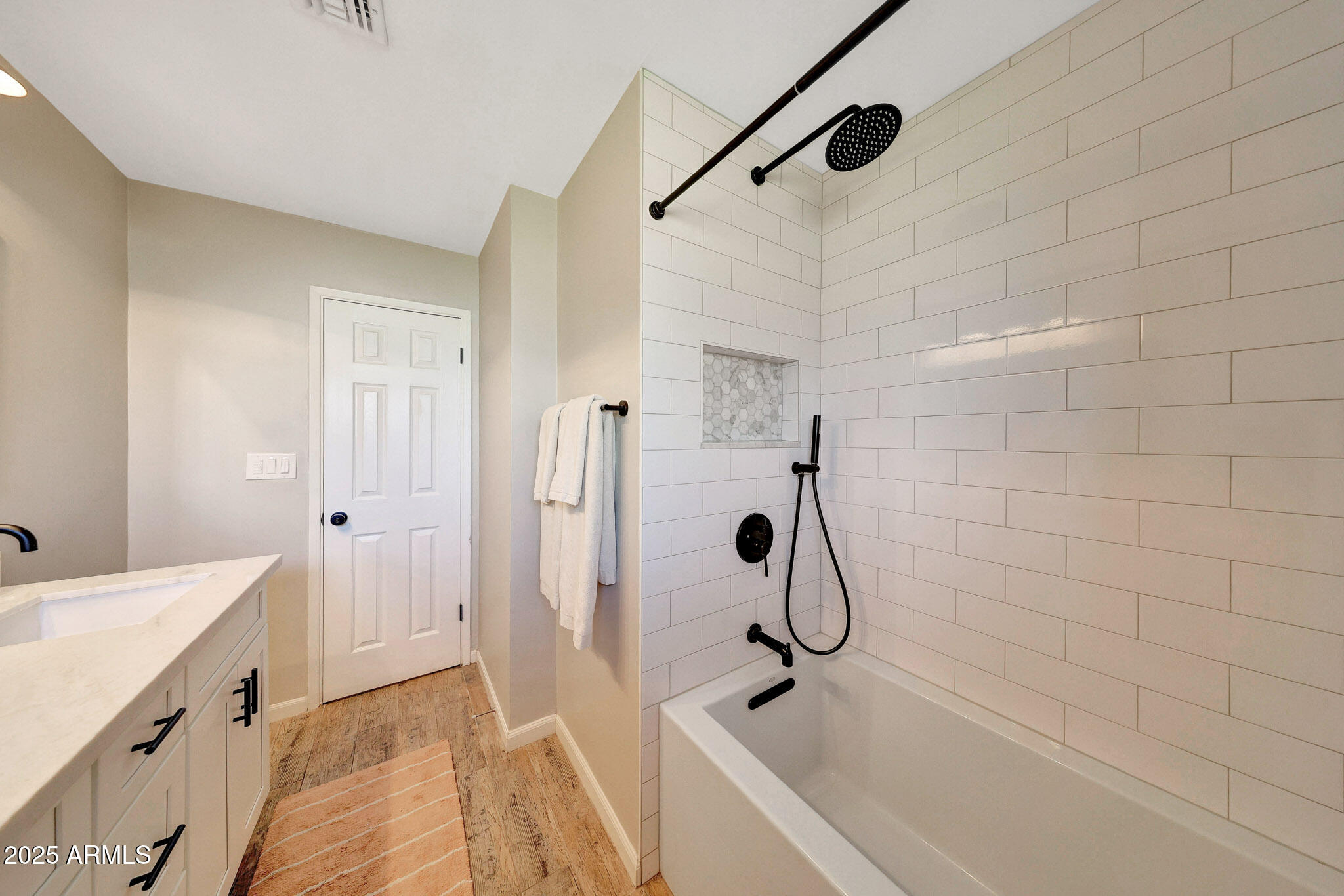 805 West Northview Avenue Phoenix, AZ 85021 - Photo 24 of 51 a bathroom with a bathtub and a shower
