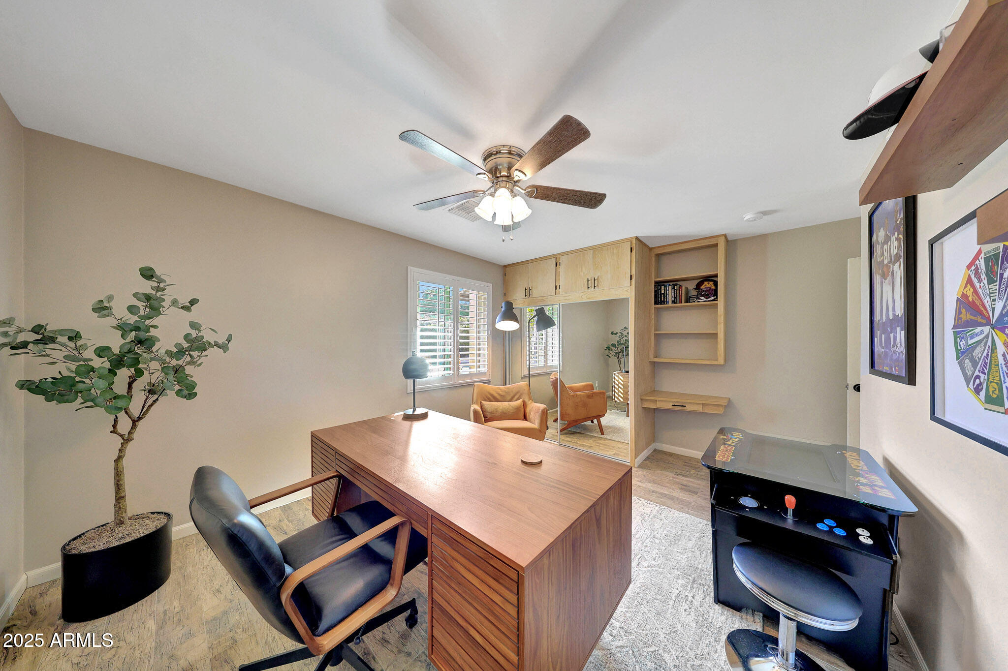 805 West Northview Avenue Phoenix, AZ 85021 - Photo 28 of 51 a living room with furniture and a potted plant