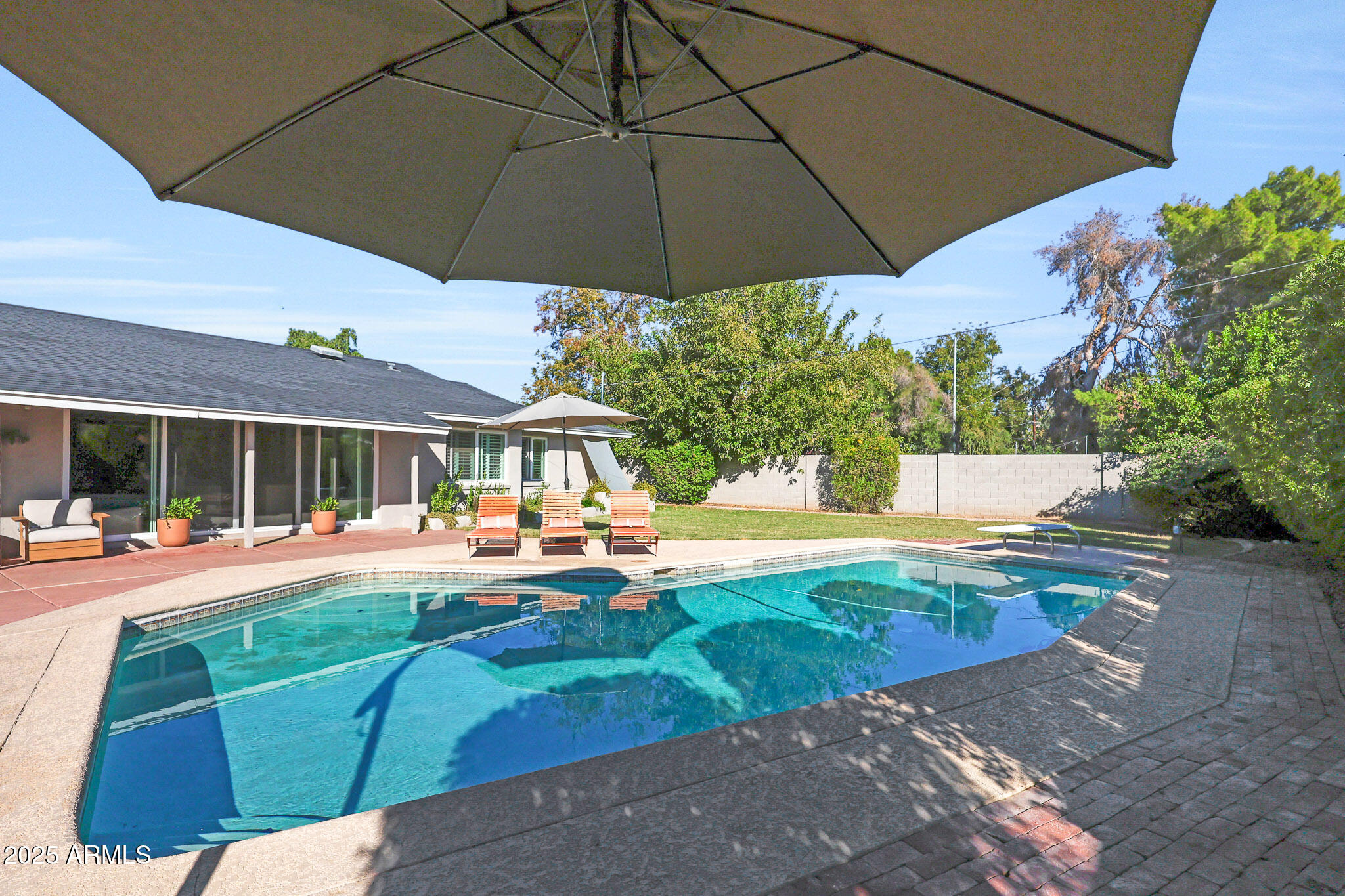 805 West Northview Avenue Phoenix, AZ 85021 - Photo 38 of 51 a view of a house with swimming pool and sitting area