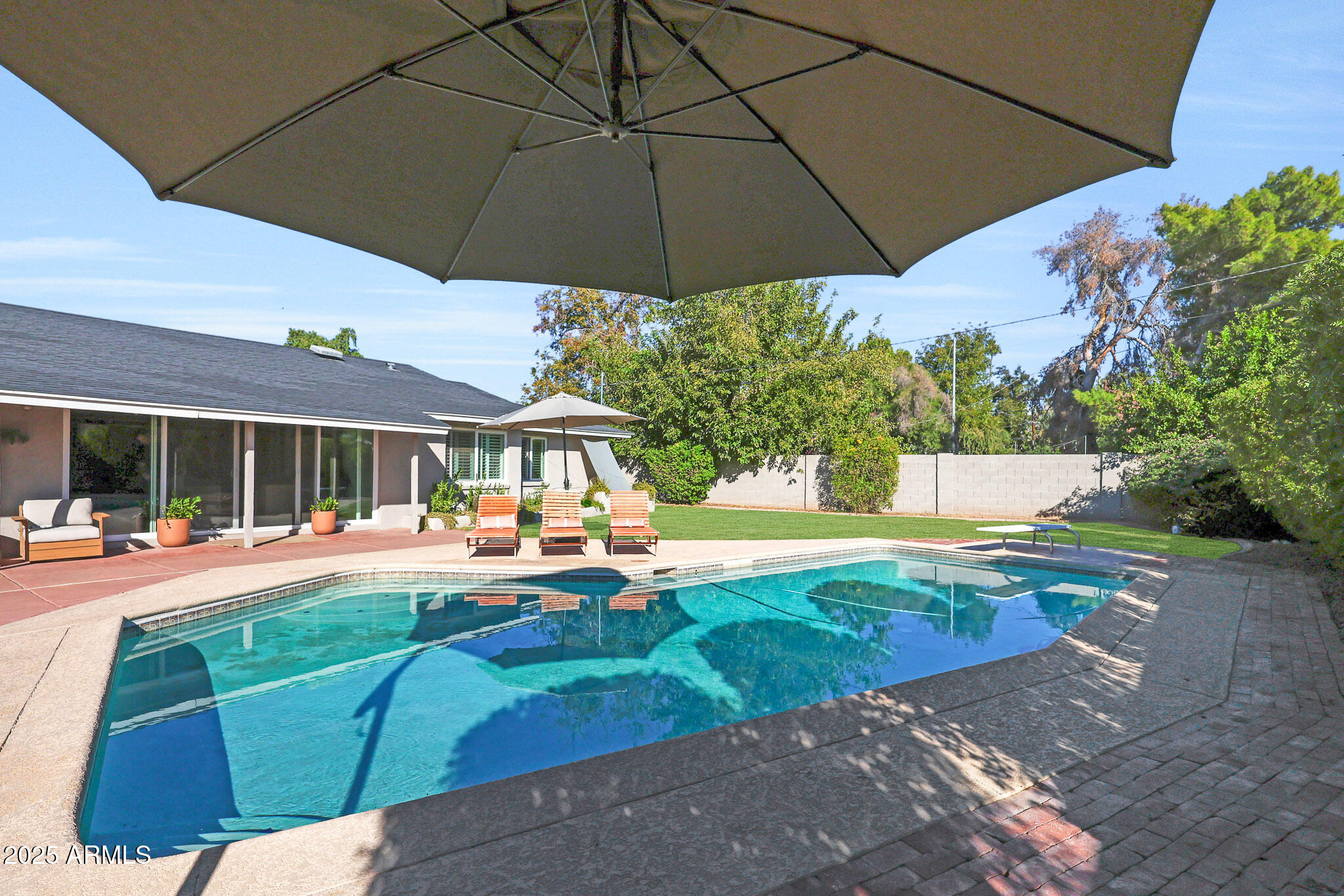 805 West Northview Avenue Phoenix, AZ 85021 - Photo 41 of 51 a view of a house with swimming pool and sitting area