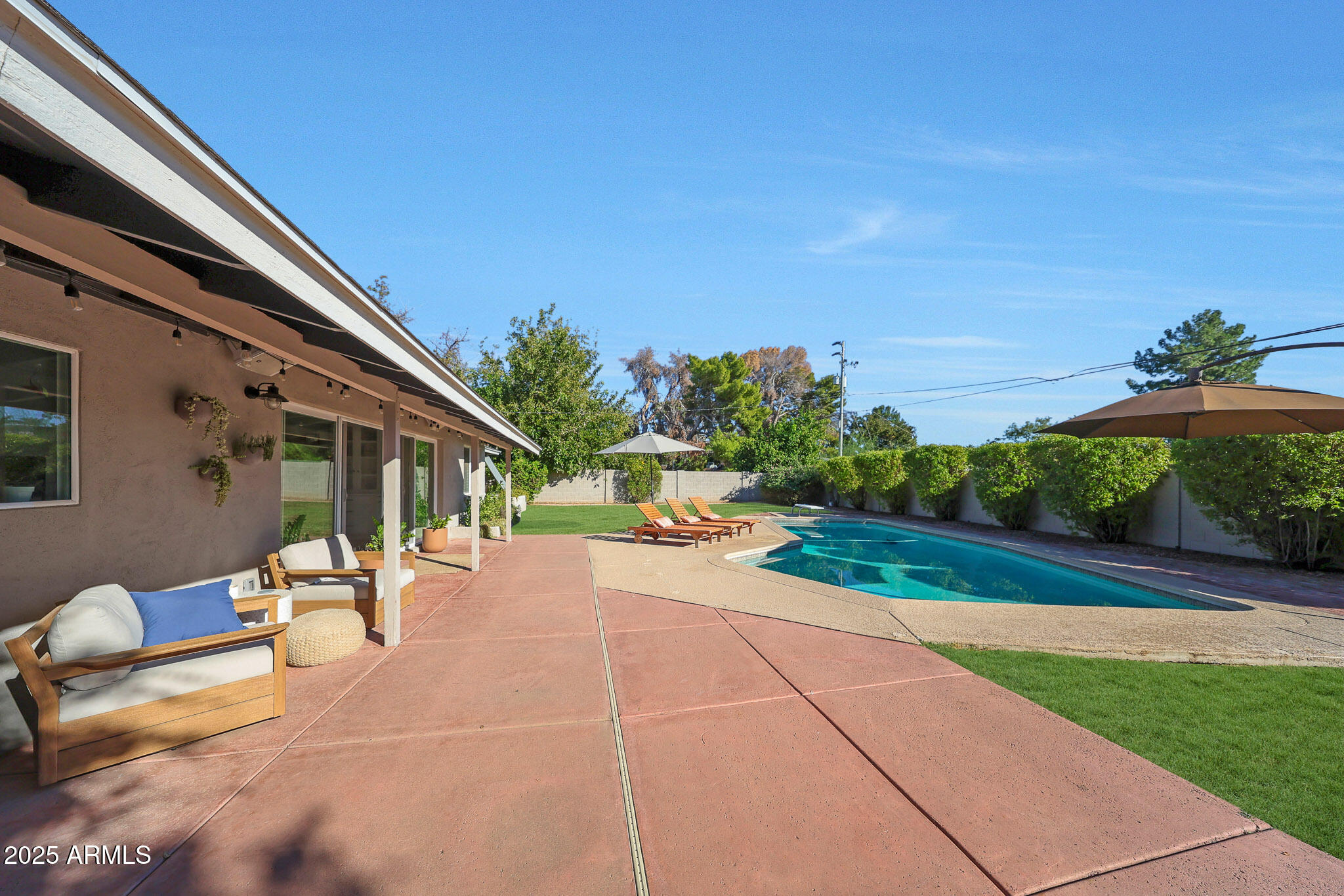 805 West Northview Avenue Phoenix, AZ 85021 - Photo 44 of 51 a view of a patio with a table and chairs under an umbrella