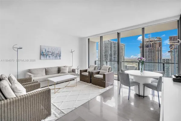 $4,950 | 68 Southeast 6th Street, Unit 3108, Miami, FL 33131