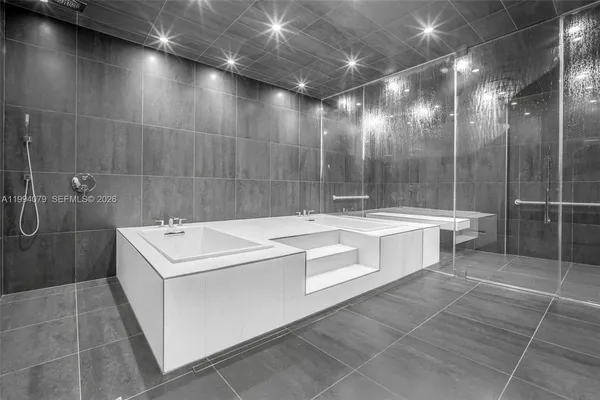 $4,950 | 68 Southeast 6th Street, Unit 3108, Miami, FL 33131