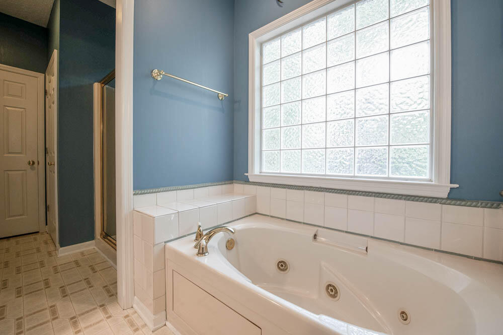 132 Riviera Road Aiken, SC 29803 - Photo 21 of 32 Onwer bathroom!