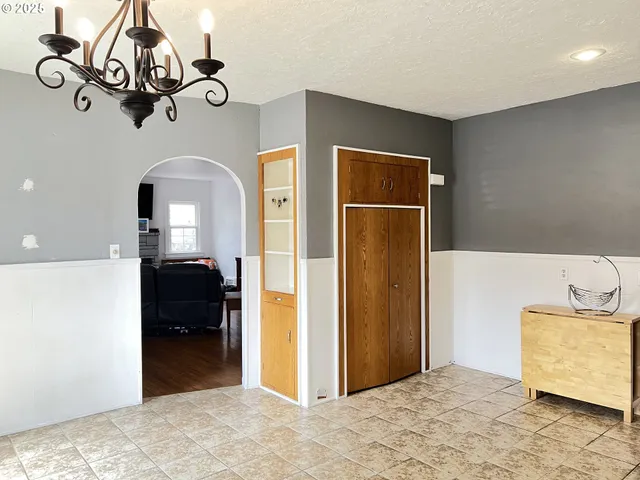 a view of a livingroom with furniture and a ceiling fan