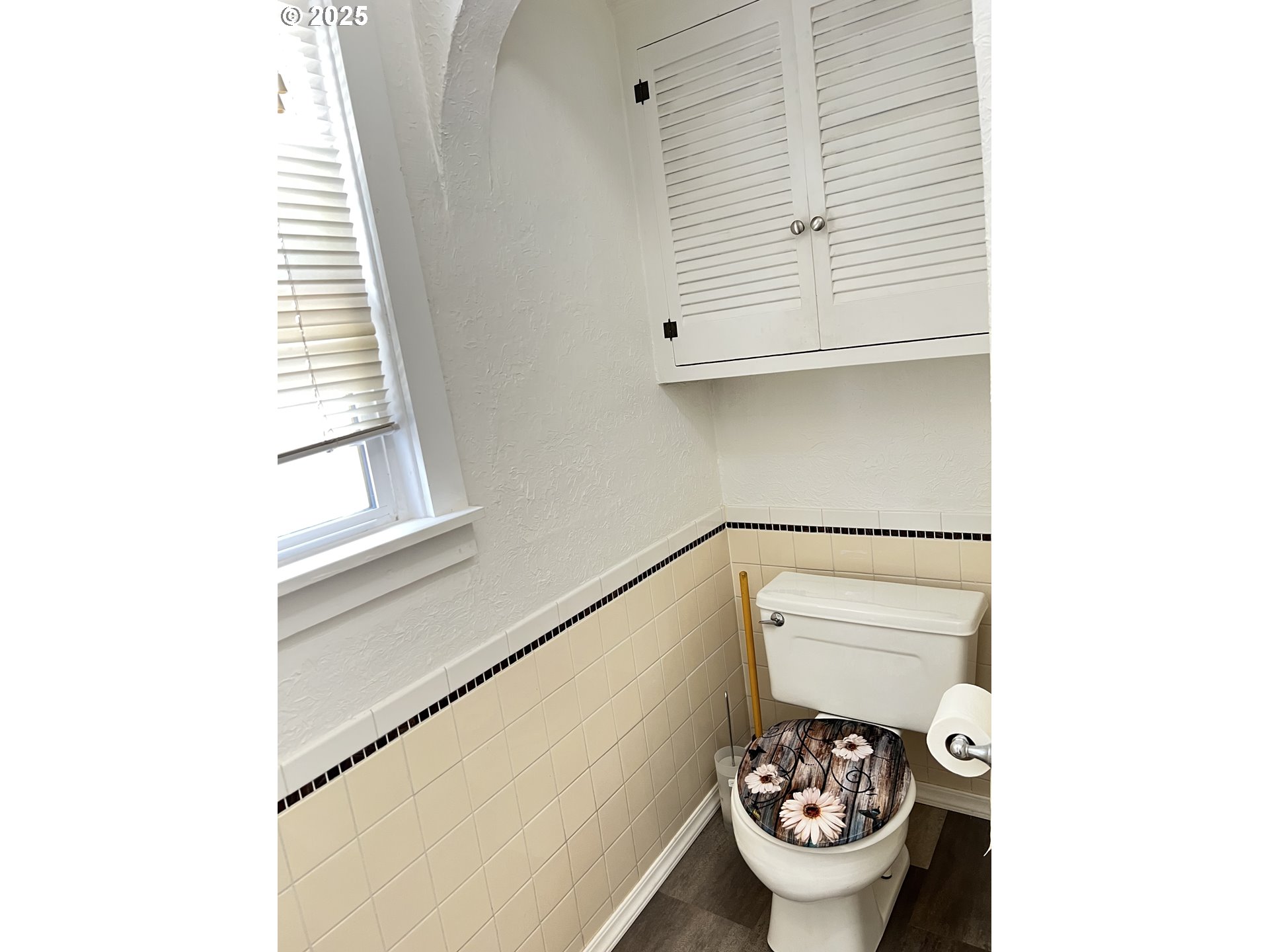 175 Baltimore Street Heppner, OR 97836 - Photo 10 of 28 a room with a small white wall and a large window