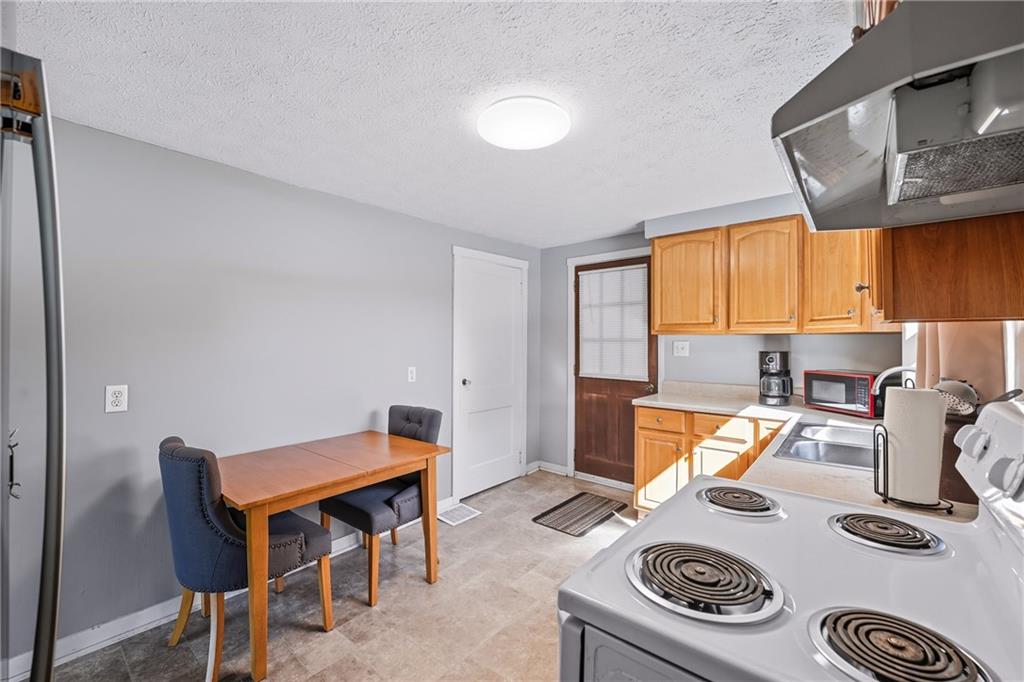 105 Williamson Road Greenville, PA 16125 - Photo 12 of 27 a workspace with furniture and window