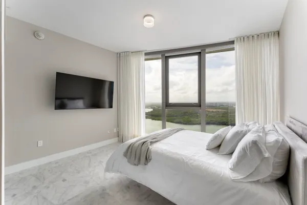 $33,000 | 15701 Collins Avenue, North Miami Beach, FL 33160