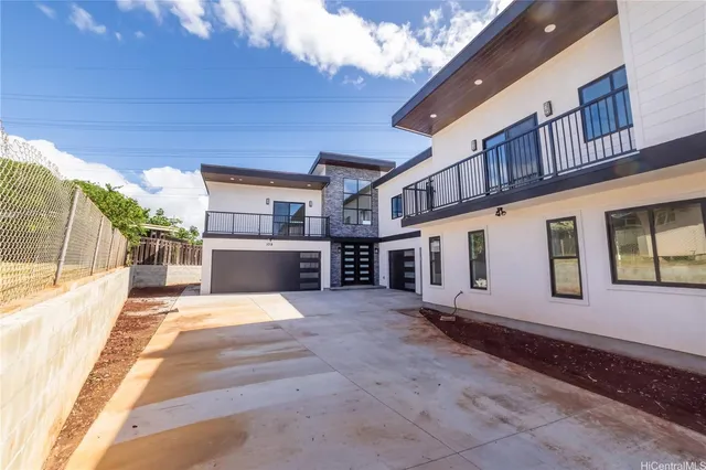 a view of a house with a backyard