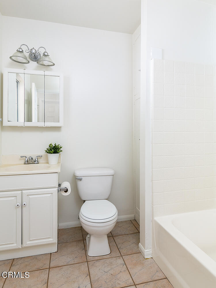2023 Queensberry Road Pasadena, CA 91104 - Photo 23 of 26 a bathroom with a toilet a sink and bathtub