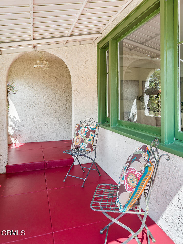 2023 Queensberry Road Pasadena, CA 91104 - Photo 4 of 26 a living room with a bed and a couch