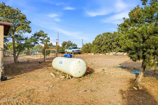 a view of a backyard