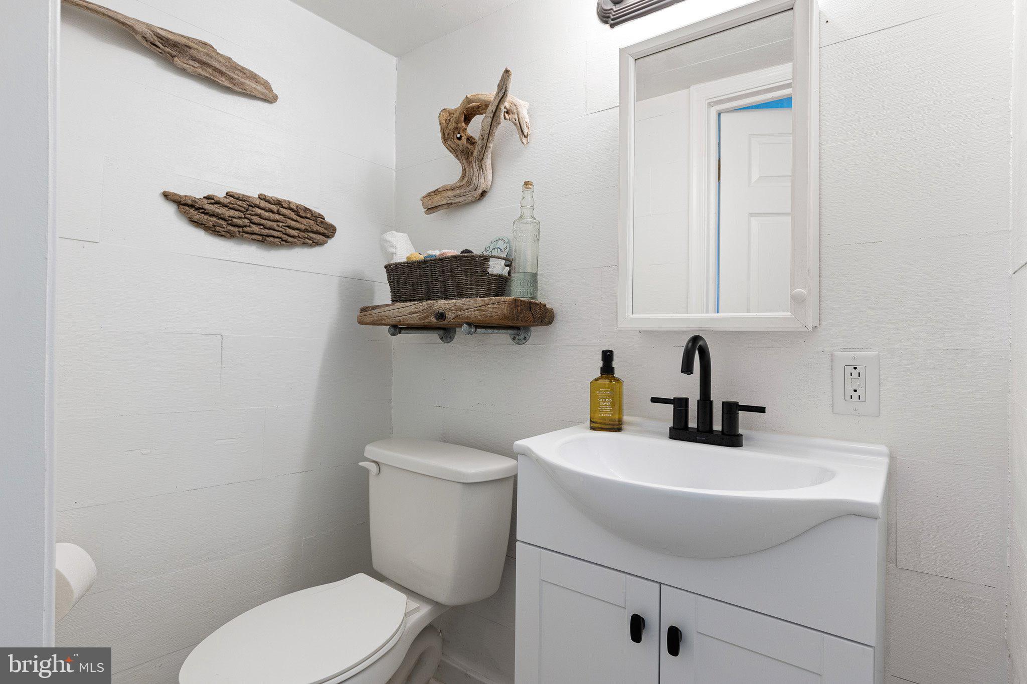 9 South New Road Middletown, DE 19709 - Photo 25 of 41 a bathroom with a toilet a sink and mirror