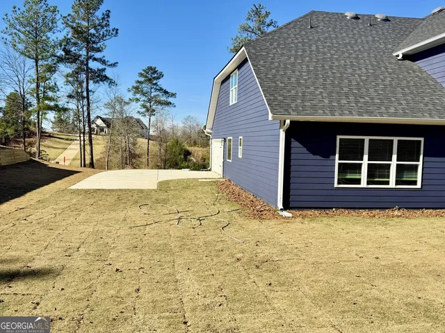 a view of front of house with a yard