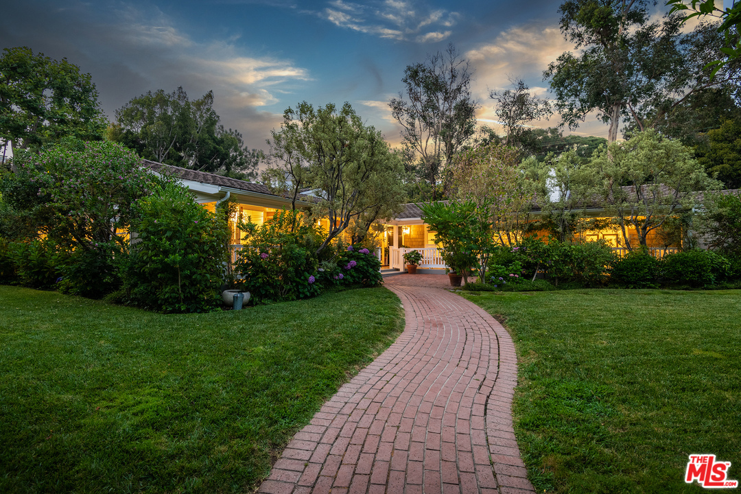 120 Homewood Road Los Angeles, CA 90049 - Photo 1 of 47 a view of a park with large trees