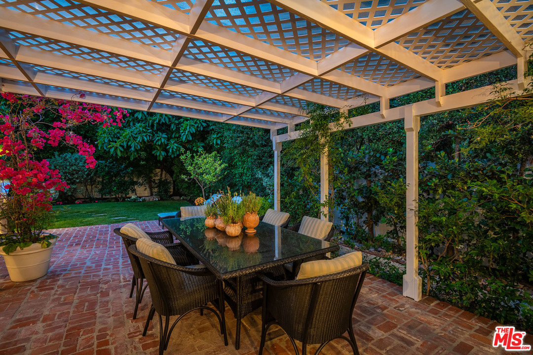 120 Homewood Road Los Angeles, CA 90049 - Photo 12 of 47 a outdoor view with a sitting space