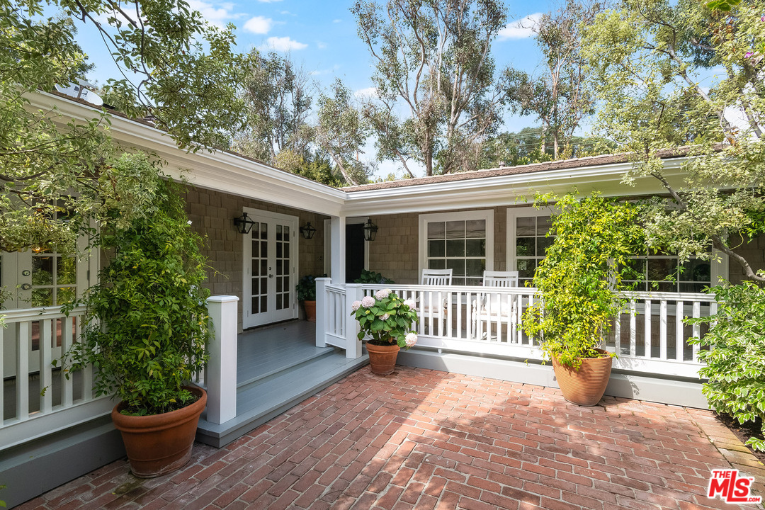 120 Homewood Road Los Angeles, CA 90049 - Photo 21 of 47 a front view of a house with a garden