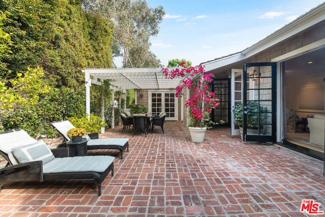 120 Homewood Road Los Angeles, CA 90049 - Photo 29 of 47 a view of a chairs and table in patio with a backyard