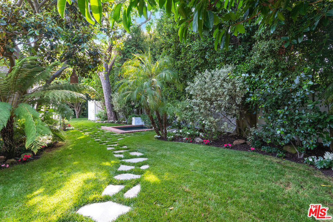 120 Homewood Road Los Angeles, CA 90049 - Photo 30 of 47 a view of yard with green space