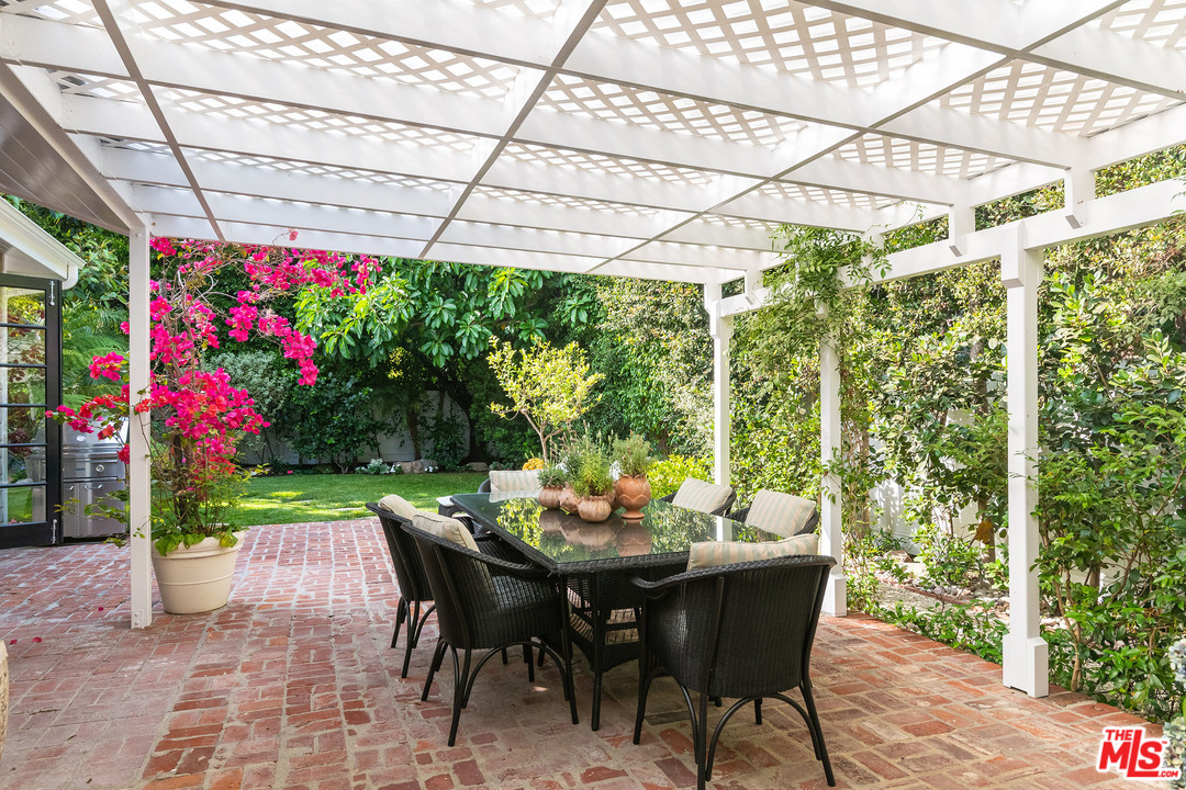 120 Homewood Road Los Angeles, CA 90049 - Photo 34 of 47 a view of an outdoor dining space with a table and chairs
