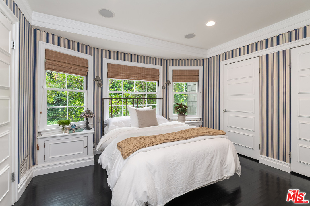 120 Homewood Road Los Angeles, CA 90049 - Photo 40 of 47 a bed sitting in a spacious bedroom next to a window