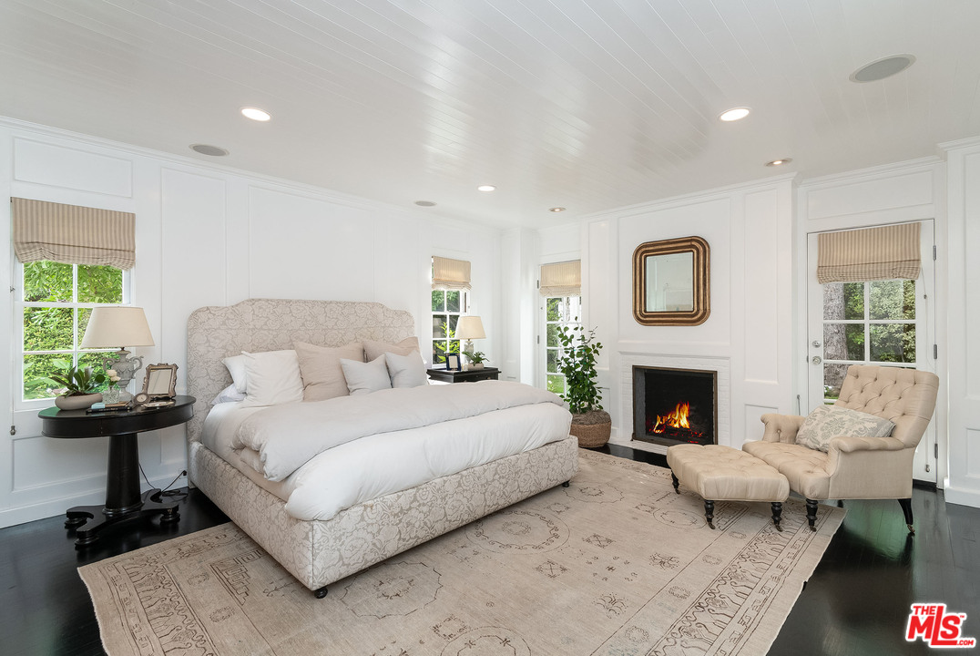 120 Homewood Road Los Angeles, CA 90049 - Photo 42 of 47 a spacious bedroom with a bed and a couch