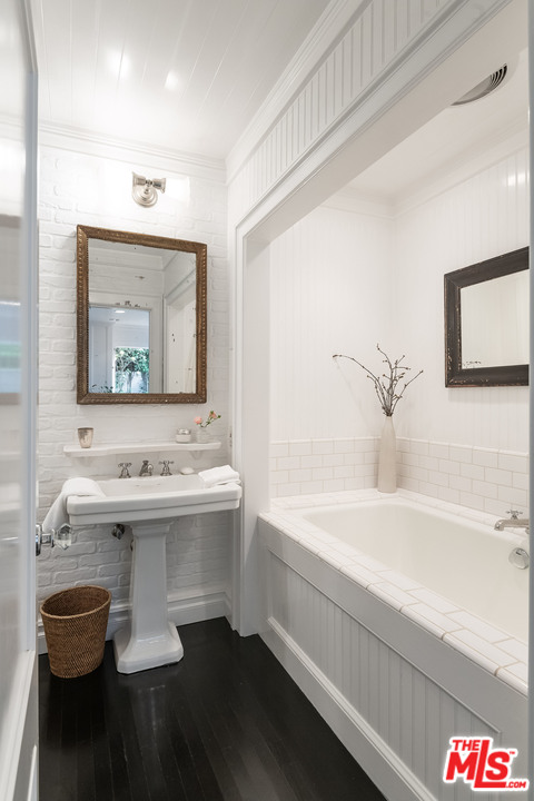 120 Homewood Road Los Angeles, CA 90049 - Photo 44 of 47 a bathroom with a sink and a bathtub