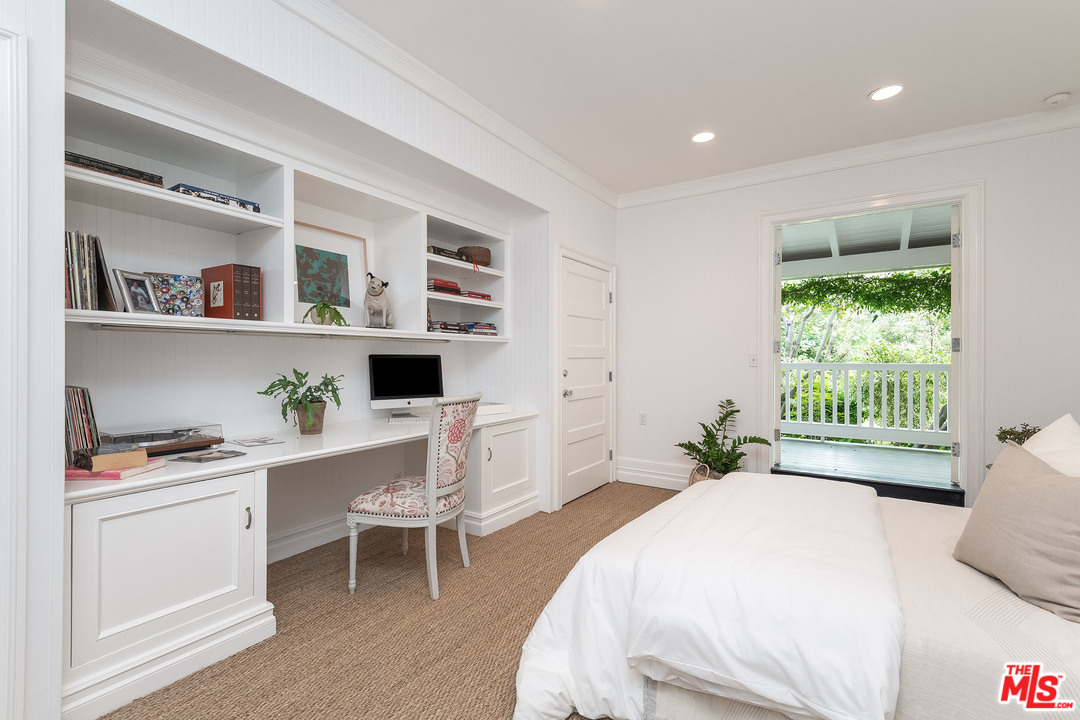 120 Homewood Road Los Angeles, CA 90049 - Photo 45 of 47 a bedroom with a bed and a desk