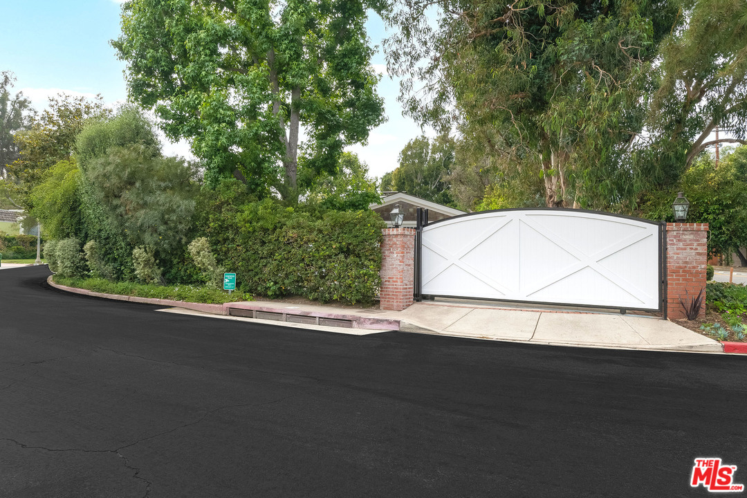 120 Homewood Road Los Angeles, CA 90049 - Photo 46 of 47 a view of a street