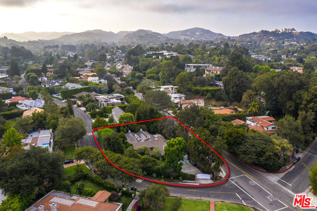 120 Homewood Road Los Angeles, CA 90049 - Photo 47 of 47 an aerial view of a house