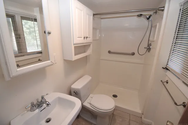 $1,750 | 28 Drive Way, Unit 2L, Guilford, CT 06437