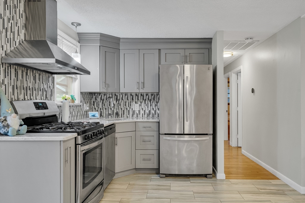 16 Glen Road Reading, MA 01867 - Photo 5 of 30 Gallery Image 5
