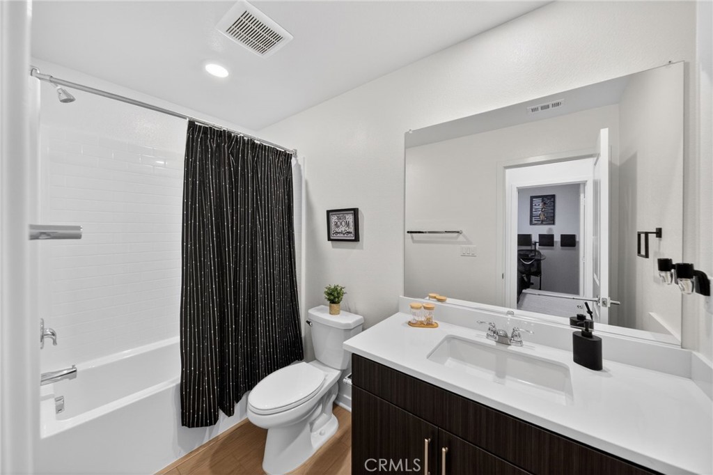 587 Holston Street Rialto, CA 92377 - Photo 16 of 44 First Floor Full Bathroom