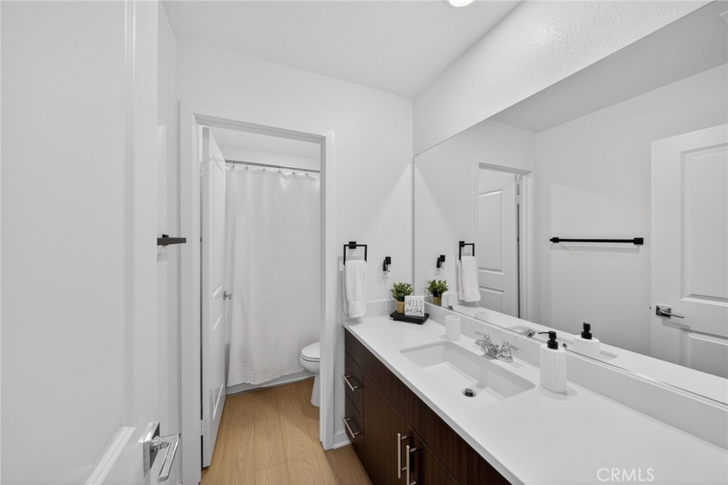 587 Holston Street Rialto, CA 92377 - Photo 24 of 44 Second Floor Full Bathroom