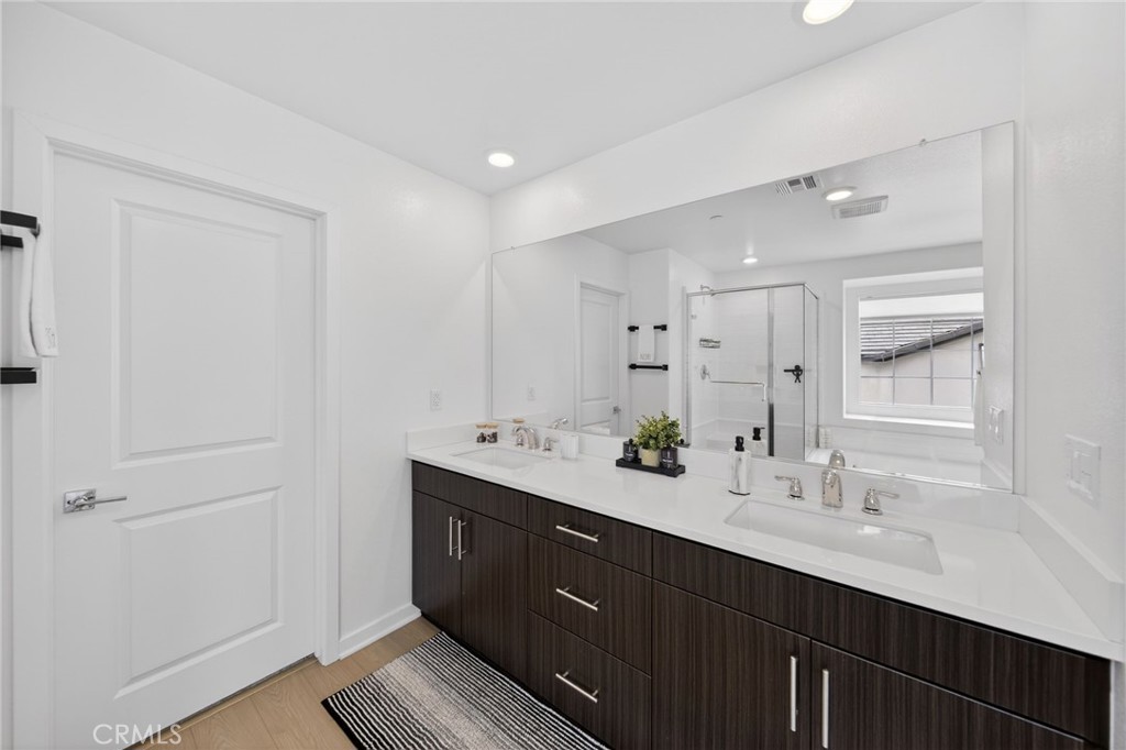 587 Holston Street Rialto, CA 92377 - Photo 30 of 44 Primary Bathroom with Walk-In Closet