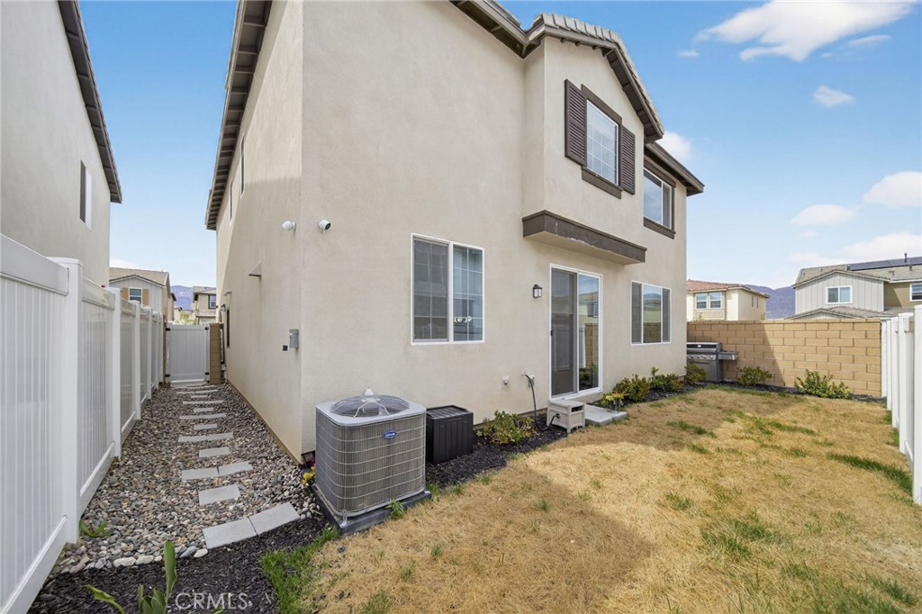 587 Holston Street Rialto, CA 92377 - Photo 33 of 44 Back & Side Yard