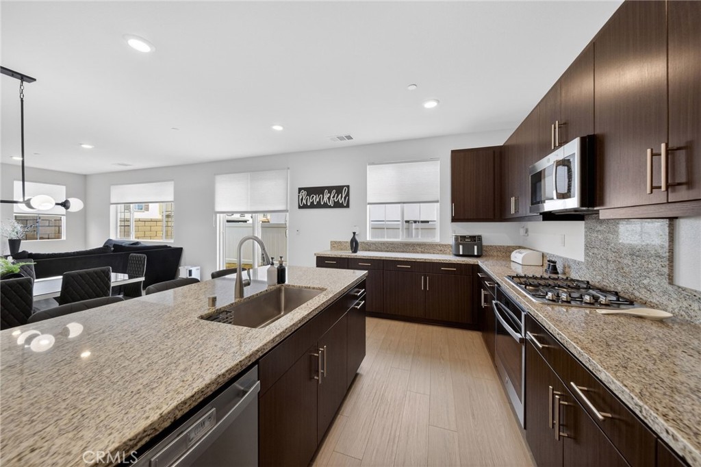 587 Holston Street Rialto, CA 92377 - Photo 8 of 44 Kitchen