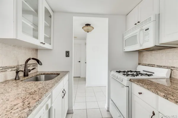 $315,000 | 380 Fulton Street, Unit M2, Farmingdale, NY 11735