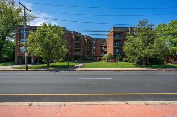 $315,000 | 380 Fulton Street, Unit M2, Farmingdale, NY 11735
