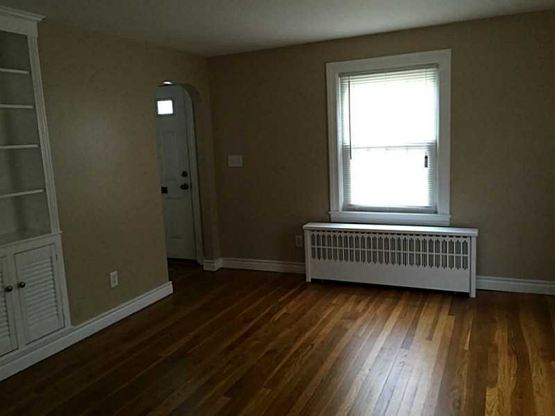 39 College Road Providence, RI 02908 - Photo 3 of 25 Living Room.