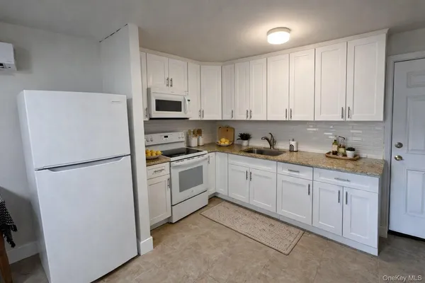 $3,000 | 110 Jericho Turnpike, Unit 3, Mineola, NY 11501