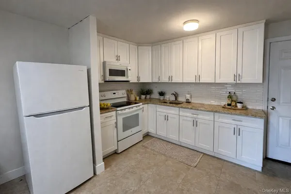 $3,000 | 110 Jericho Turnpike, Unit 3, Mineola, NY 11501